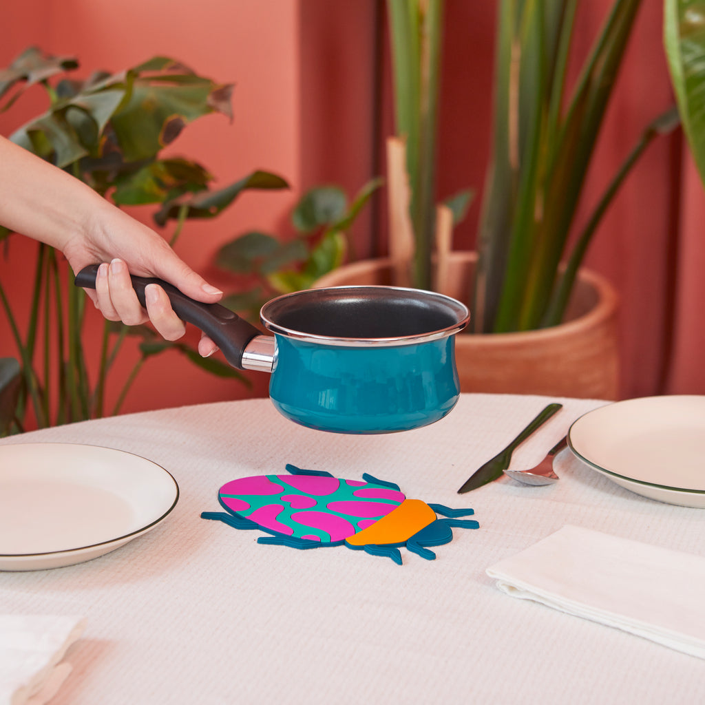 balvi-kitchen-the-beetles-dessous-plat-scarab-e-orange image 3