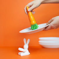 balvi-kitchen-bunny-brosse-vaisselle-lapin-carotte image 2
