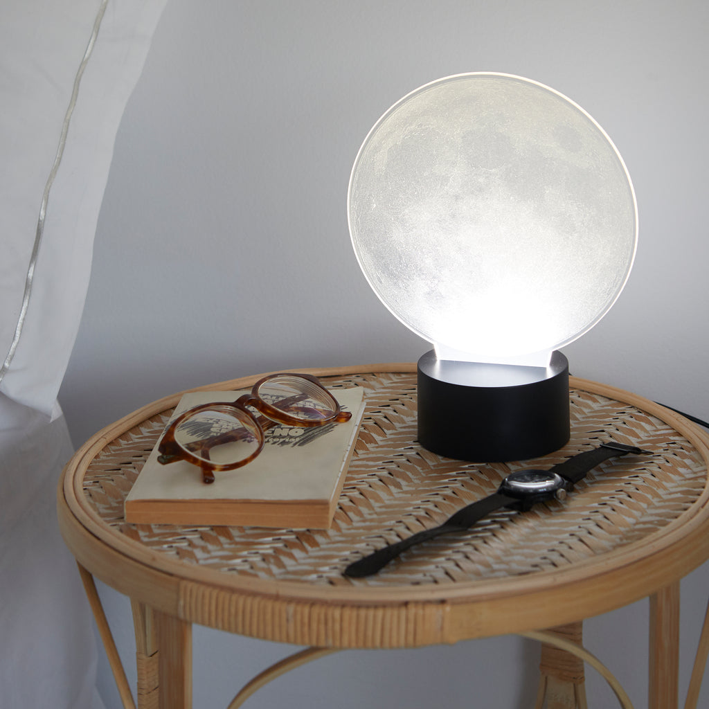balvi-home-decor-moon-lampe-de-table-lune-bois image 3