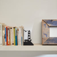 balvi-desk-lighthouse-serre-livres-motif-phare-marin image 3