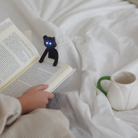 balvi-desk-meow-book-light-lampe-lecture-chat-noir image 3