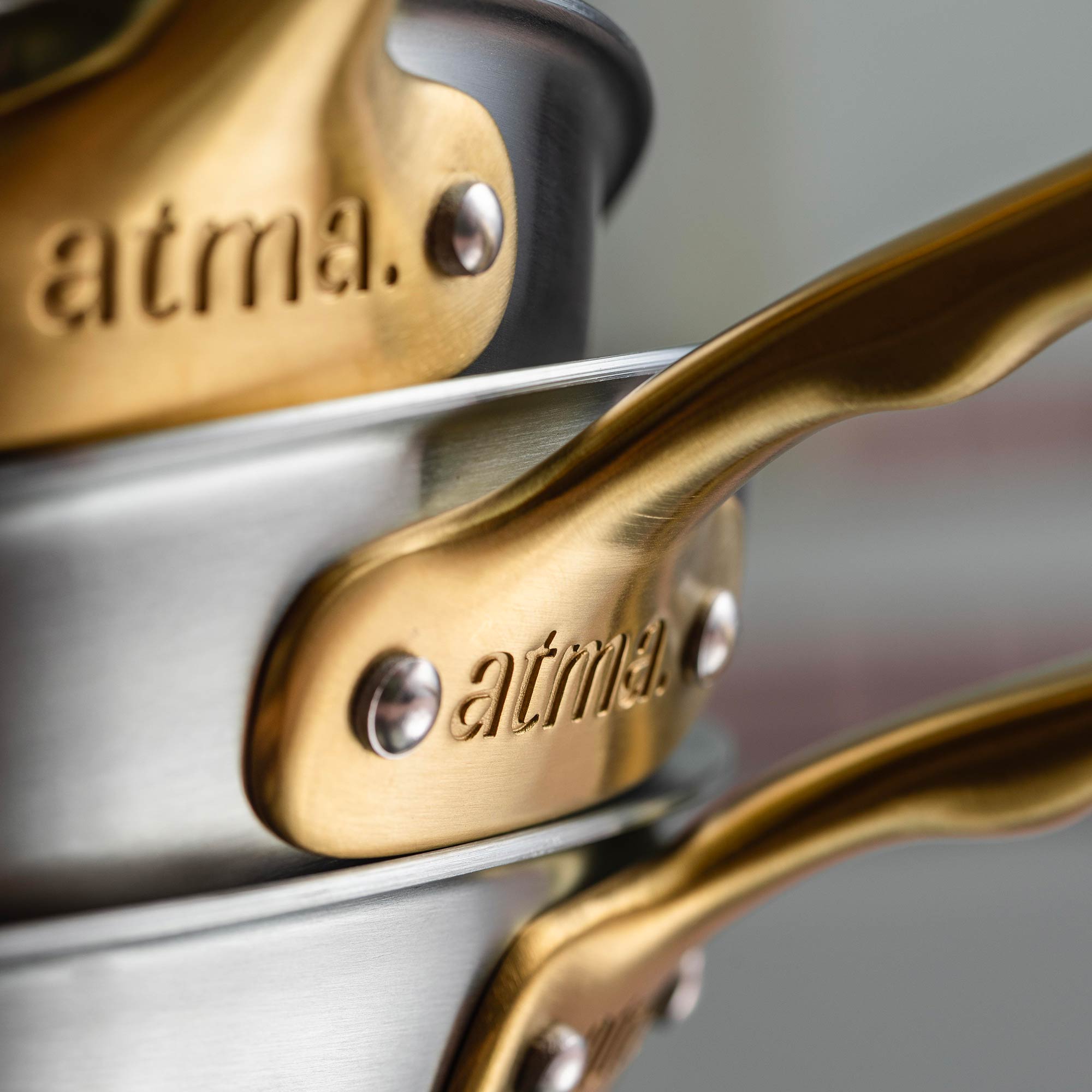atma-la-bonne-po-le-inox-32-cm-manche-dor image 6